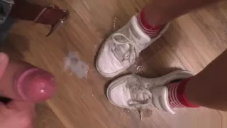 Amateur fuck and cum on sneakers