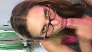 surprise par le voisin, elle le suce, se fait enculer et avale tout. Part1