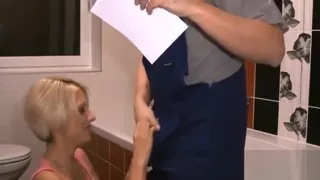 Im Bad die Fickfresse befuellt