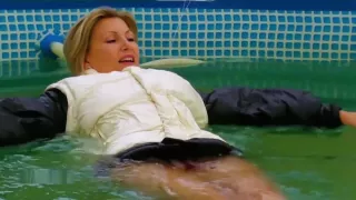 Mit Dauenjacke im Pool