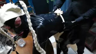 Mj en soubrette fait le service a domicile.