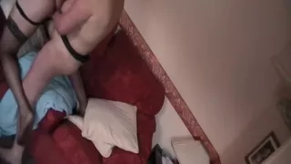 Gimp maskiert mit einem Strapon