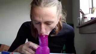 Fiese Trans-Schlampe schlabbert auf einem Dildo und isst ihr Sperma