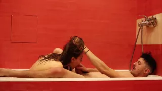 Jahrestag feiern Romantischer Fick im roten Bad