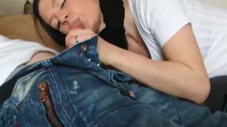 Junge Frau lutscht alten Schwanz leer