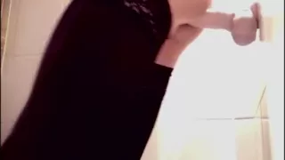 Cristy Noir reitet meinen riesigen Dildo an der Wand