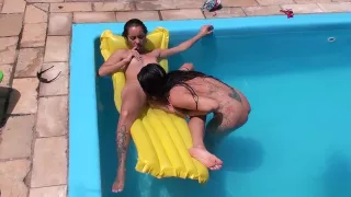 Gatas nuas na piscina