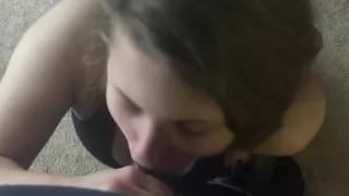 Vollbusige Brunette besorgt es ihm oral