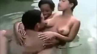 rico trio en el rio con dos paisas