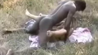 Cuckold filmt seine französische Schlampe mit dem afrikanischen Bullp