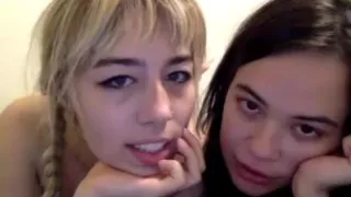 Süße Freundinnen necken und zeigen