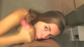 Teenie Blowjob im Party Nebenzimmer - Mehr auf Tindertreff