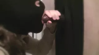 Slutty Sissy Shay saugt dicke BBC durch das Gloryhole!