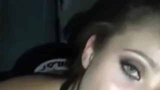 Bellissima ragazza fa un pompino da urlo