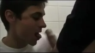 Junge fickt in öffentlicher Toilette