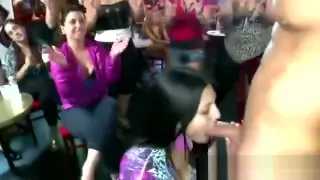 Geile Amateur-Party-Babes saugen CFNM-Stripper