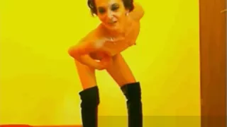 Cougar Shows Off Her Skinny Body On Webcam