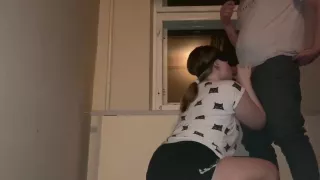 Ekstremalni Minet Sosedu V Podezde, Poka Muzh Zhdet Doma