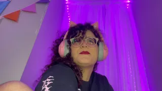 Kitty Gamer Dickgirl Ritha beim Spielen mit ihrem Steam Deck