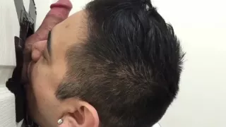 Bärtiger Jock wird am Gloryhole geblasen