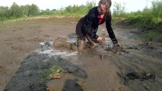 Schlammige Stiefel mit hohen Absätzen