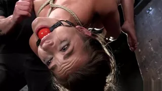Babe in Upside Down Hogtie ausgepeitscht