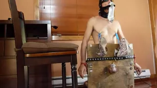 Saras grausames Ballbusting und Shoejob Sklave