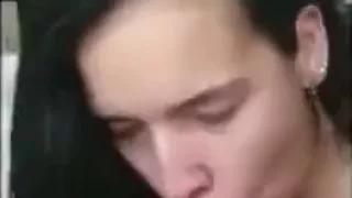 Karine levando surra de pau antes da escola