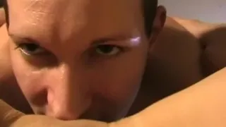 młoda suczka daje dupy