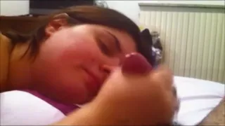 amatoriale - fidanzata italiana dialoga col ragazzo mentre gli fa una sega