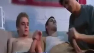 Heterosexuelle College-Jungs saugen, ficken und sperma trinken