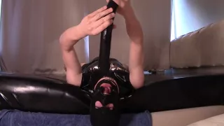 Einen schwarzen Doppeldildo tief in beide Löcher nehmen