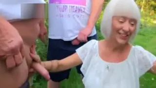 mamie suce dans la nature