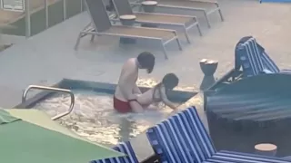 Paar fickt im Hotelpool