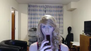 Sissy Crossdresser lutscht einen Dildo und fickt ihren Arsch