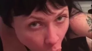 Jolie milf en perruque de brunette aime sucer