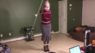 Entblößte Transe von rachsüchtiger Kollegin gefesselt, aufgehängt und eingesackt!