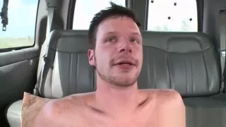 Amateurgestüt knallt schwulen Arsch im Jungsbus