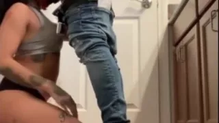 Teenager schleichen sich zum Ficken während einer kleinen Hausparty davon