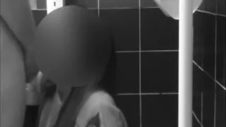 Commessa eccitata si fa scopare al volo nel bagno del centro commerciale