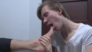 Twink jerks off while getting his feet licked