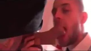 Mann lutscht einen Schwanz ein erstes Mal für Geld