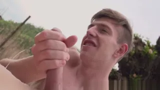 Outdoor-Twink Amateur wichst von Masseur