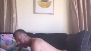 von einem jungen asiatischen Dom nach seinem Fitnessstudio benutzt