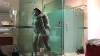 Me cogi a mi hermana en la ducha del hotel a escondidas de nuestros padres