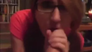 Nerdy heiße Frau spielt ihren Stiefbruder Schwanz Blowjob und Deep Throat