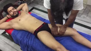 Heiße junge indische Mann Körper Massage