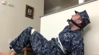 Navy Guy gefesselt und geknebelt mit seinen Socken