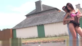 Belle petite pute suce des bites en pleine rue