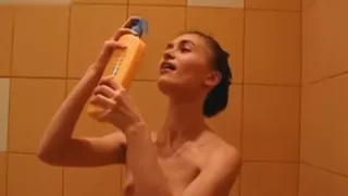 Jeune ballerine sous la douche